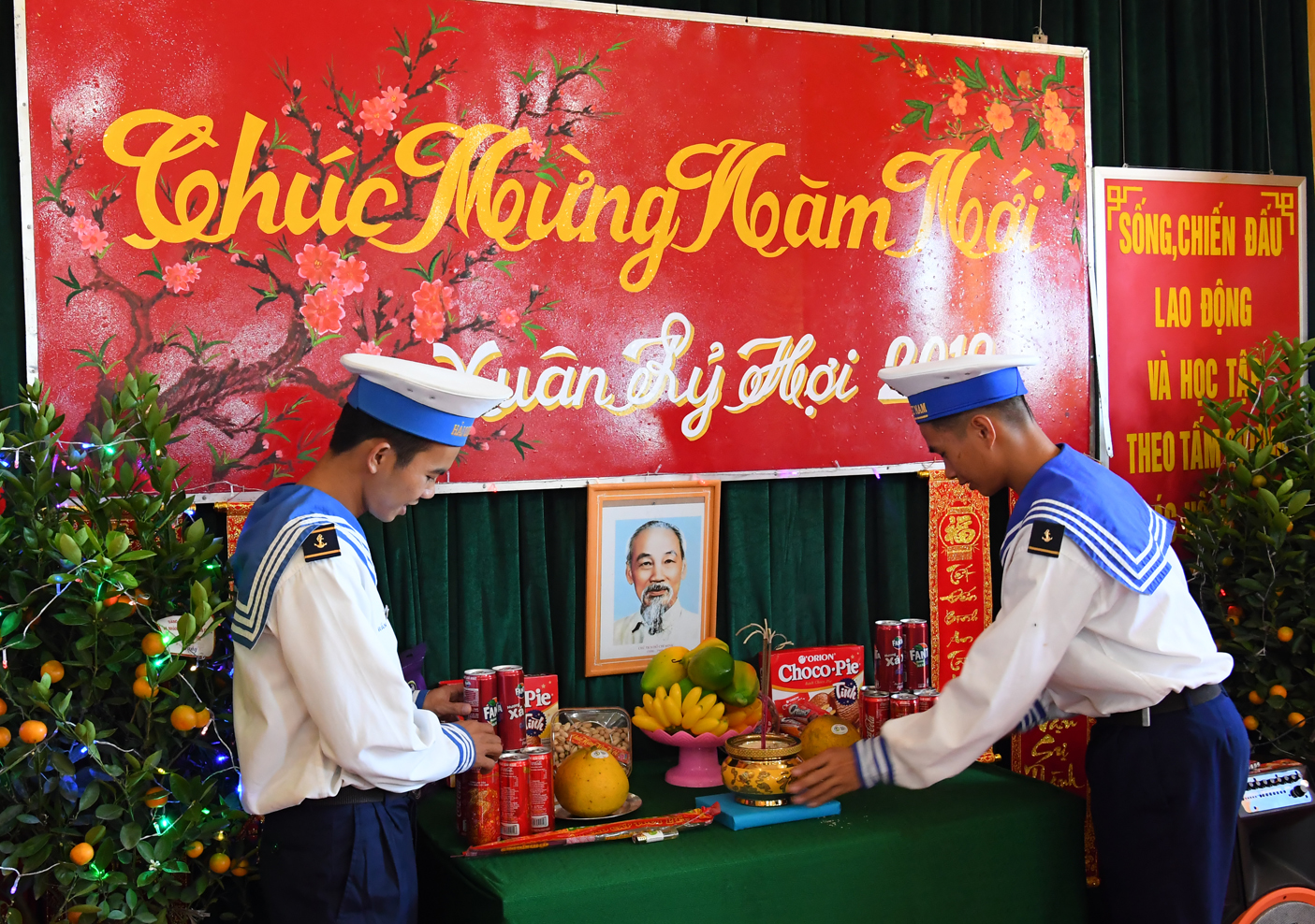 Trang trí chuẩn bị đón Xuân mới.